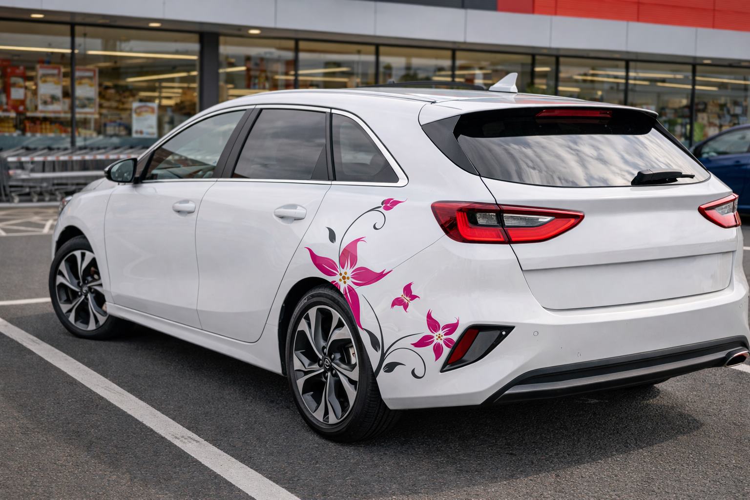 Virágos autómatrica több színben és méretben autó sarkába